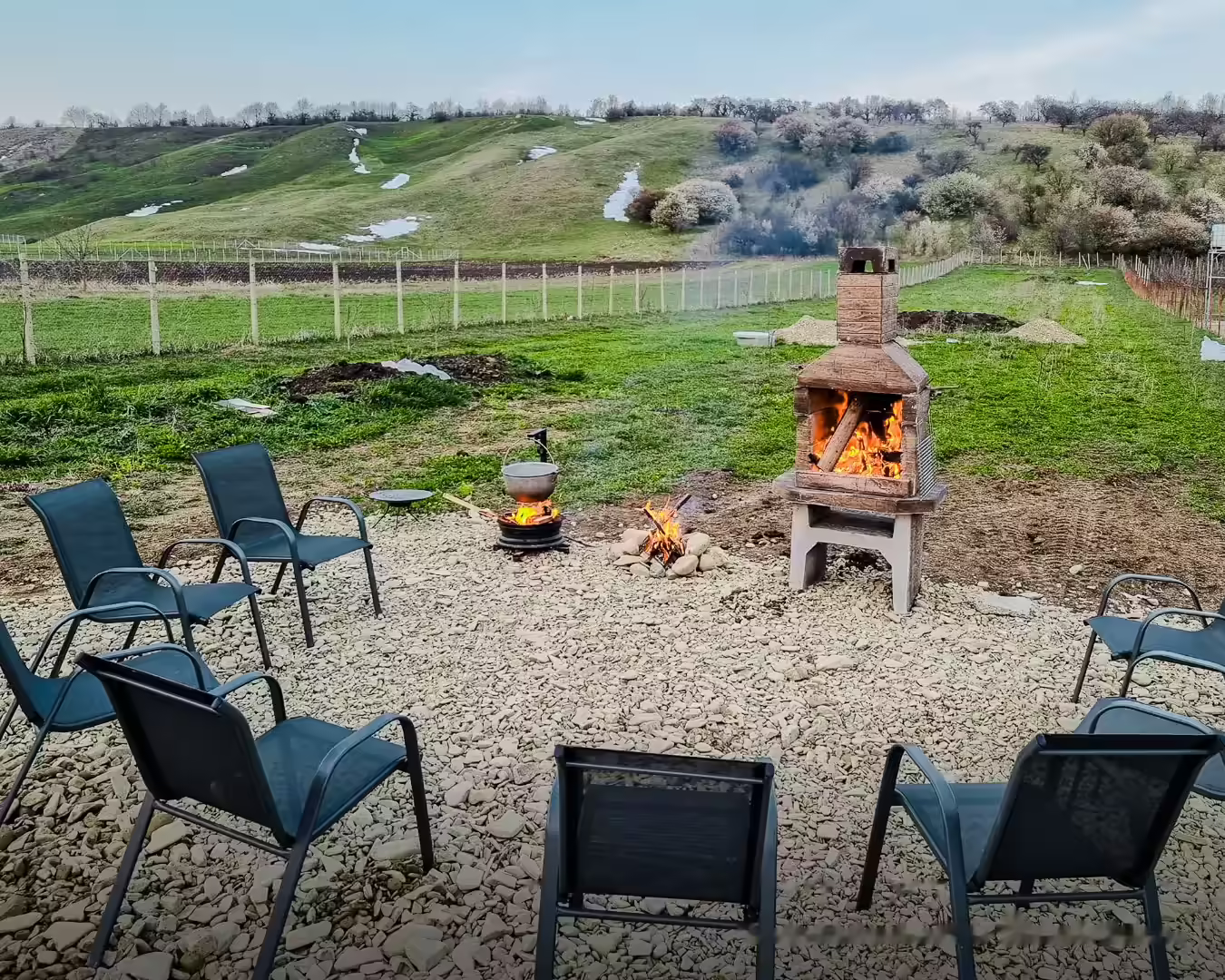 Foișor și vatră de foc de tabără la Vila Kalibu, Girov