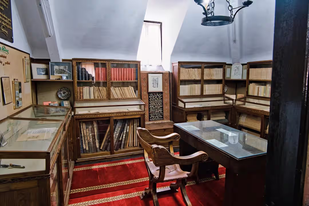 Sala cu vitrine de manuscrise și biroul scriitorului Cezar Petrescu Sala cu vitrine de manuscrise și biroul scriitorului Cezar Petrescu
