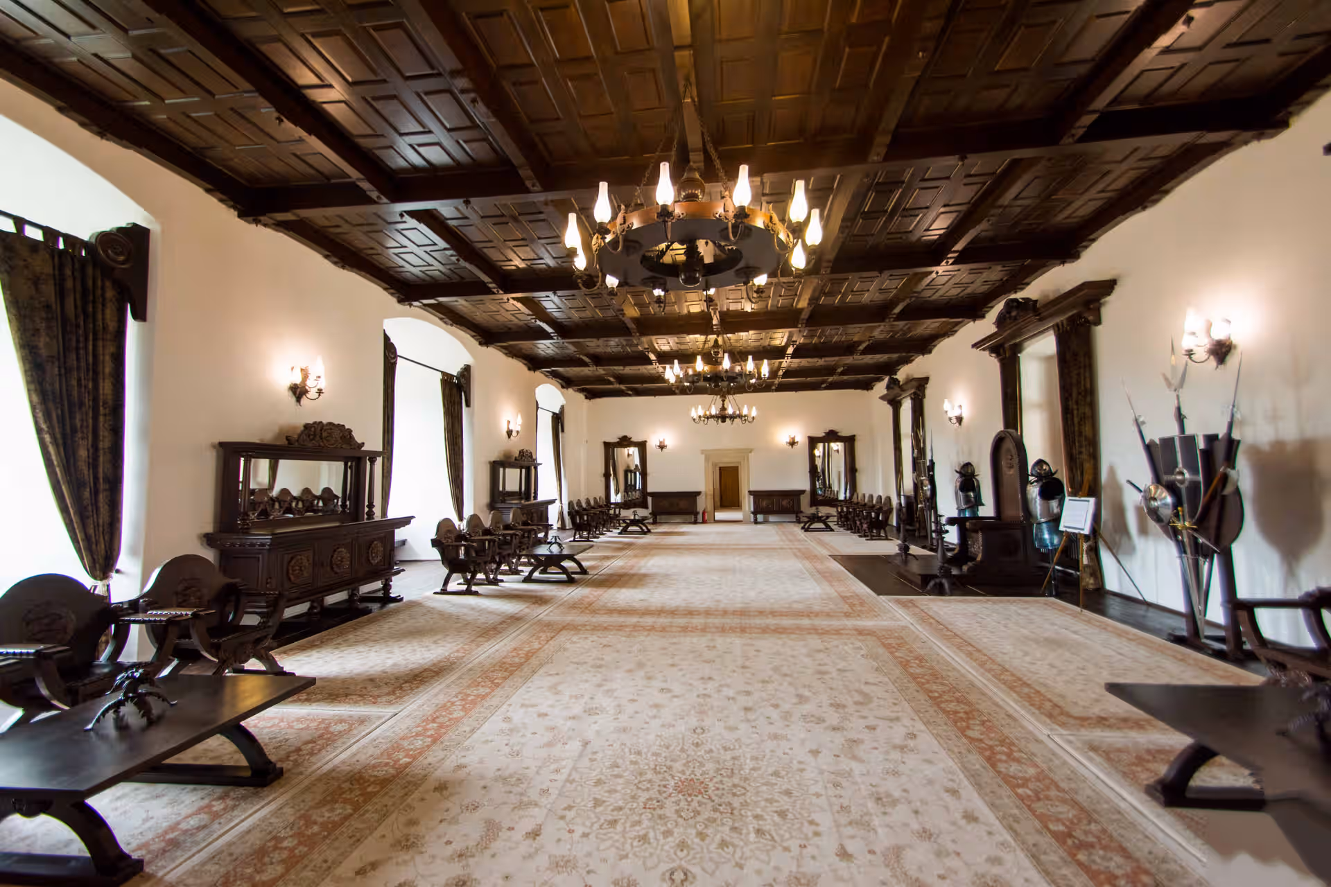 Sala mare cu tavan din lemn și candelabre în Cetatea Făgăraș Sala mare cu tavan din lemn și candelabre în Cetatea Făgăraș