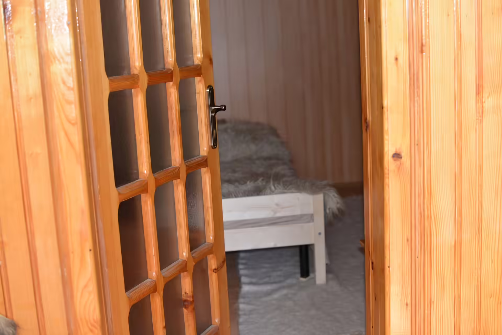 Cameră cu baie proprie și tâmplărie din lemn la Casa Haiducilor Sătic Cameră cu baie proprie și tâmplărie din lemn la Casa Haiducilor Sătic