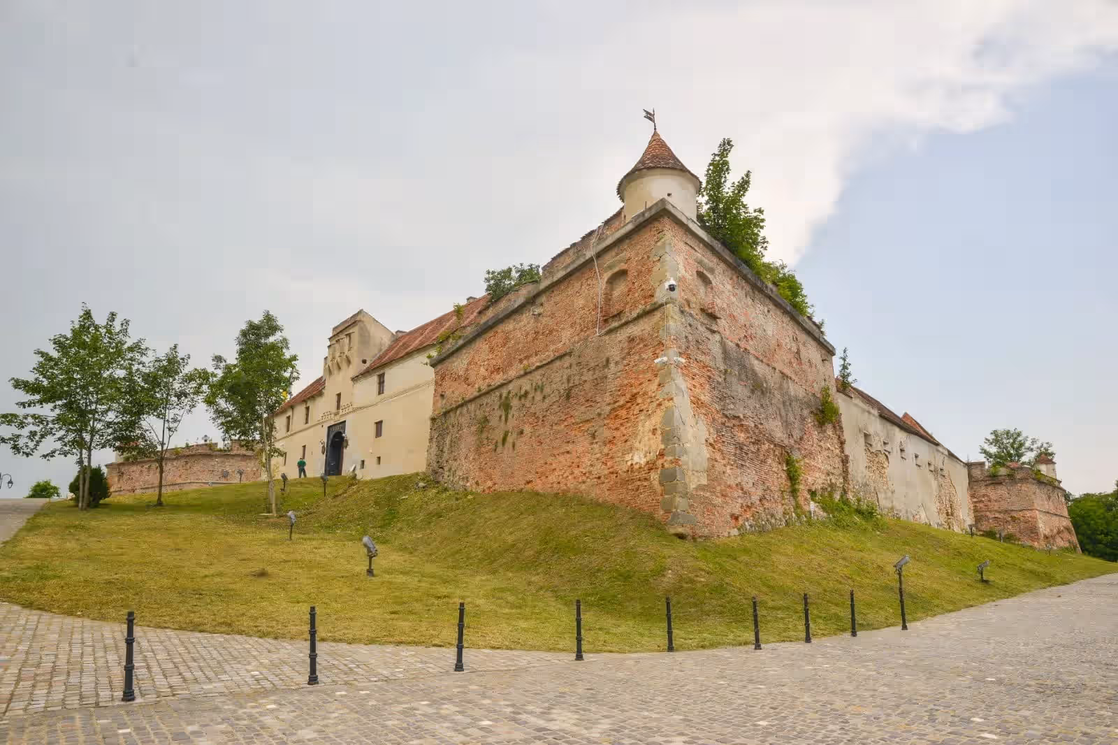 Zidurile de cărămidă și bastionul Cetățuii de pe Strajă din Brașov Zidurile de cărămidă și bastionul Cetățuii de pe Strajă din Brașov