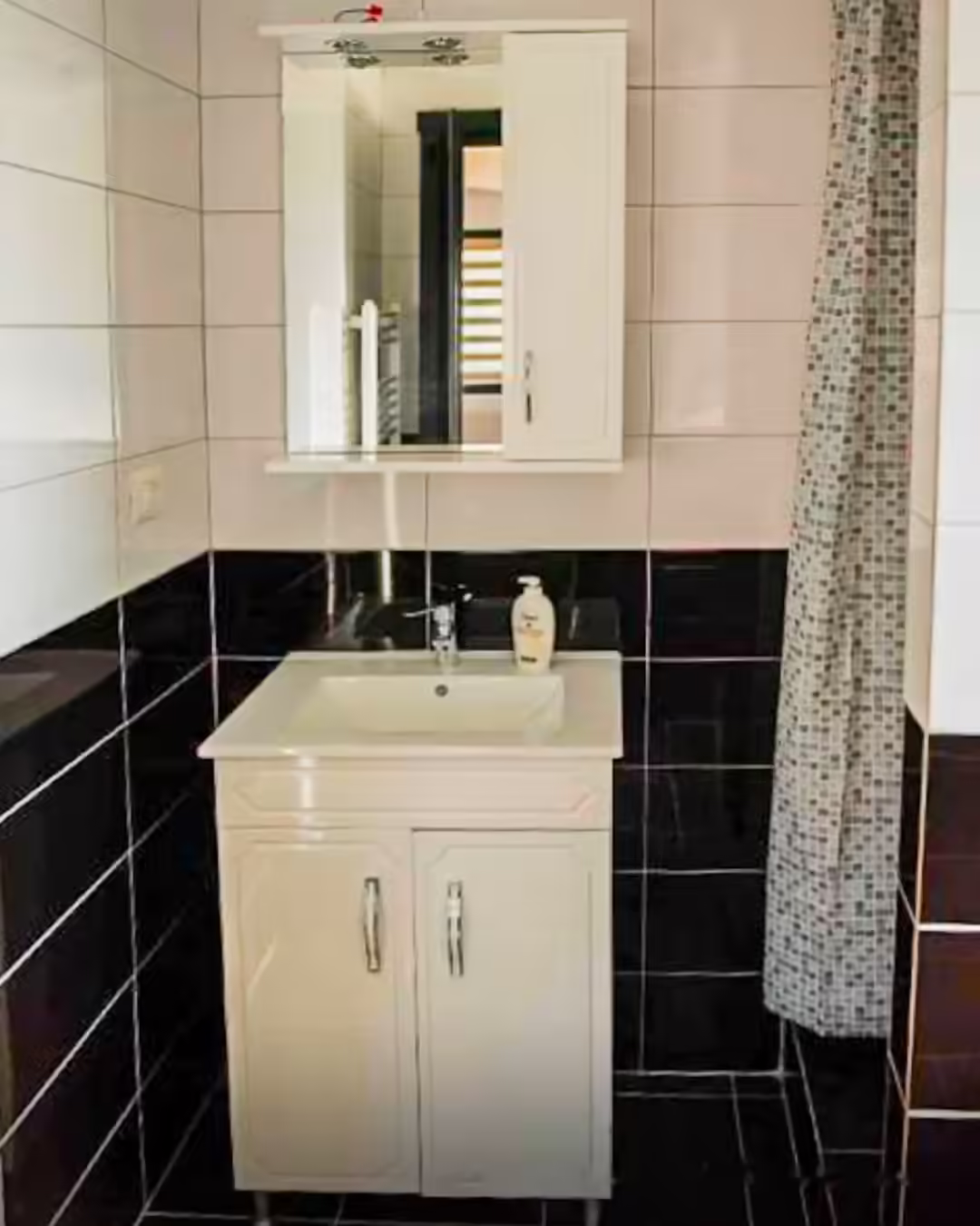Baie modernă cu faianță neagră la Casa Florus Baie modernă cu faianță neagră la Casa Florus