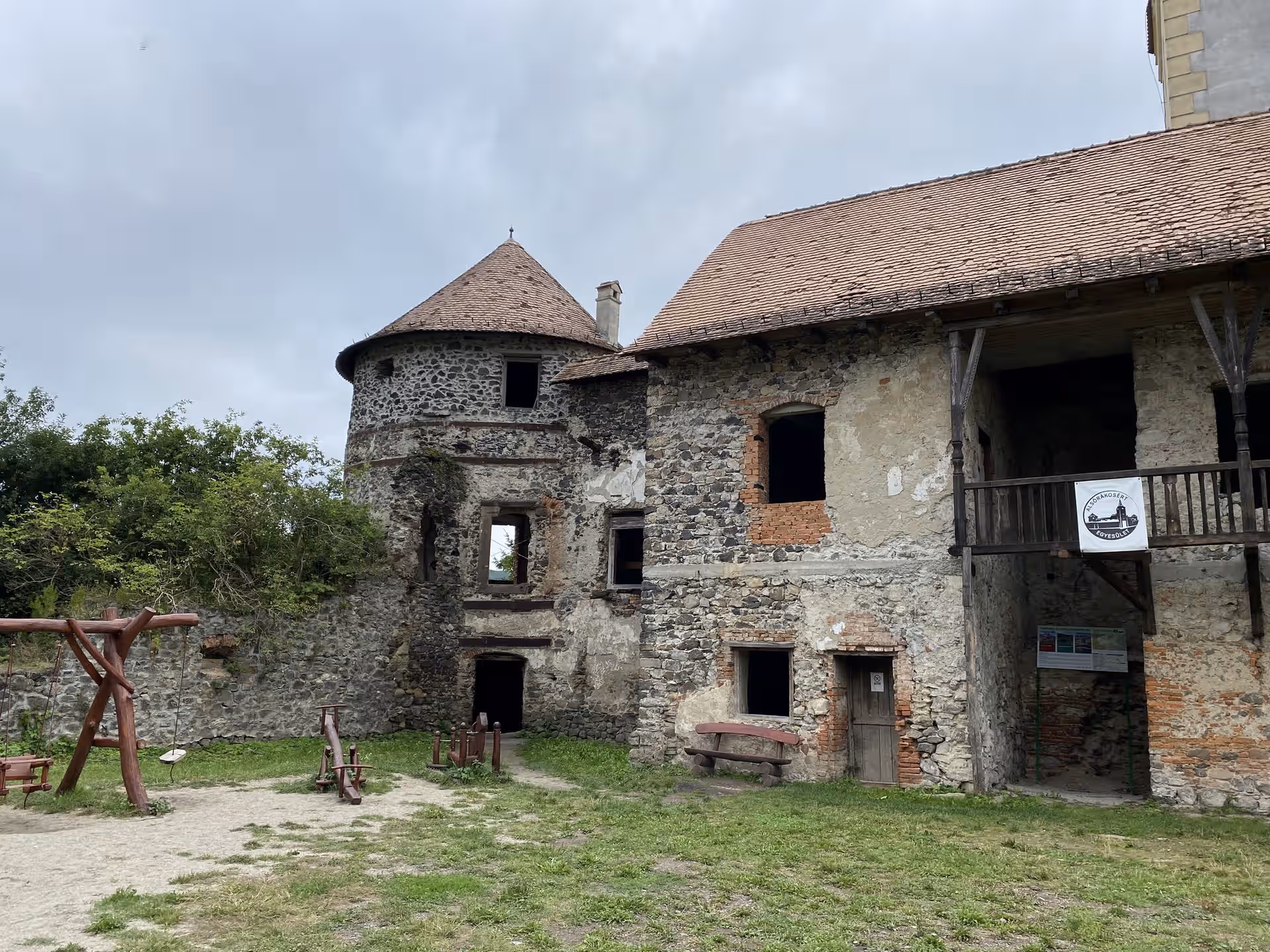 Curtea Castelului Sükösd Bethlen cu turnul rotund și aripa restaurată Curtea Castelului Sükösd Bethlen cu turnul rotund și aripa restaurată