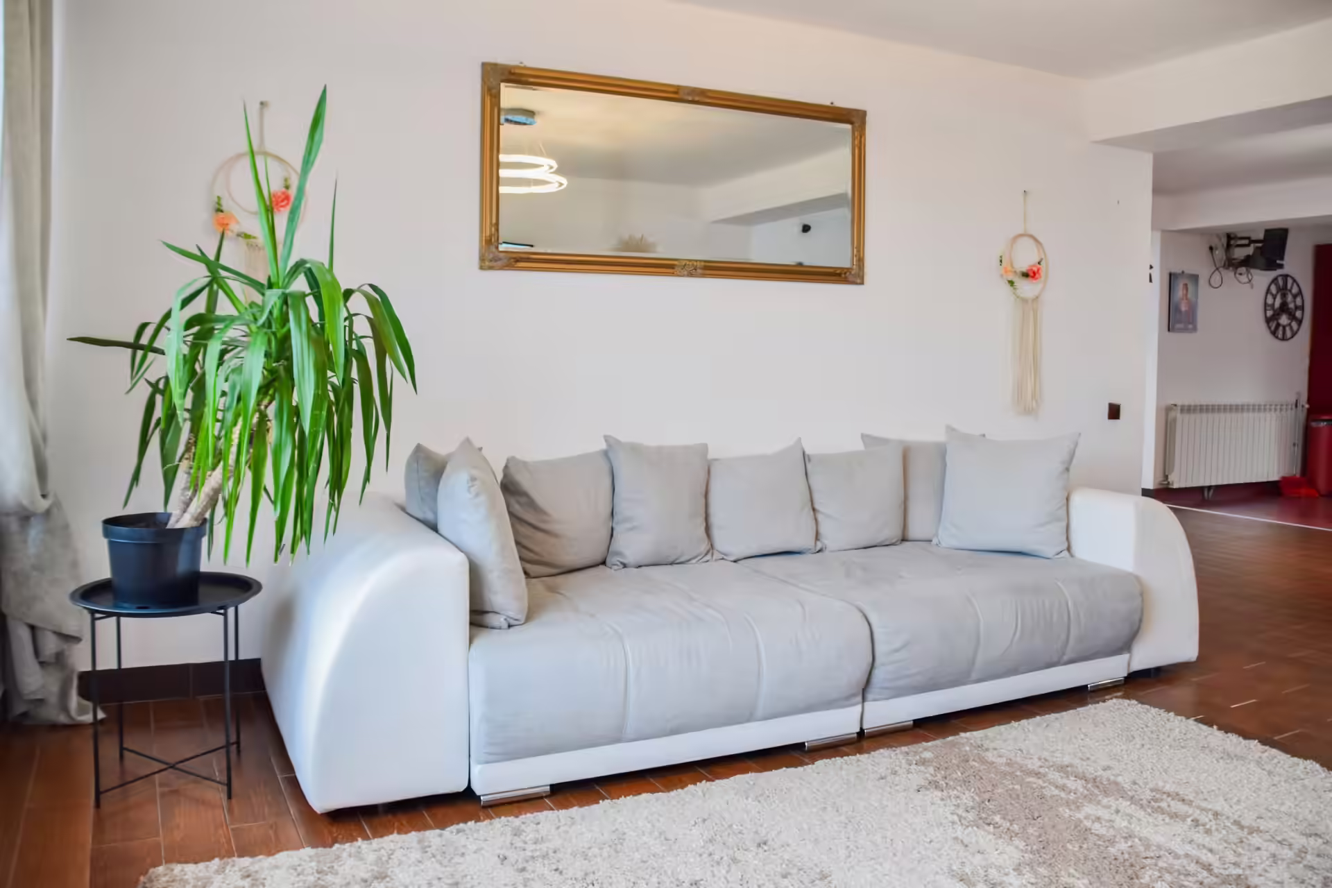 Living spațios cu canapea și oglindă mare la Vila Mik Guesthouse Living spațios cu canapea și oglindă mare la Vila Mik Guesthouse