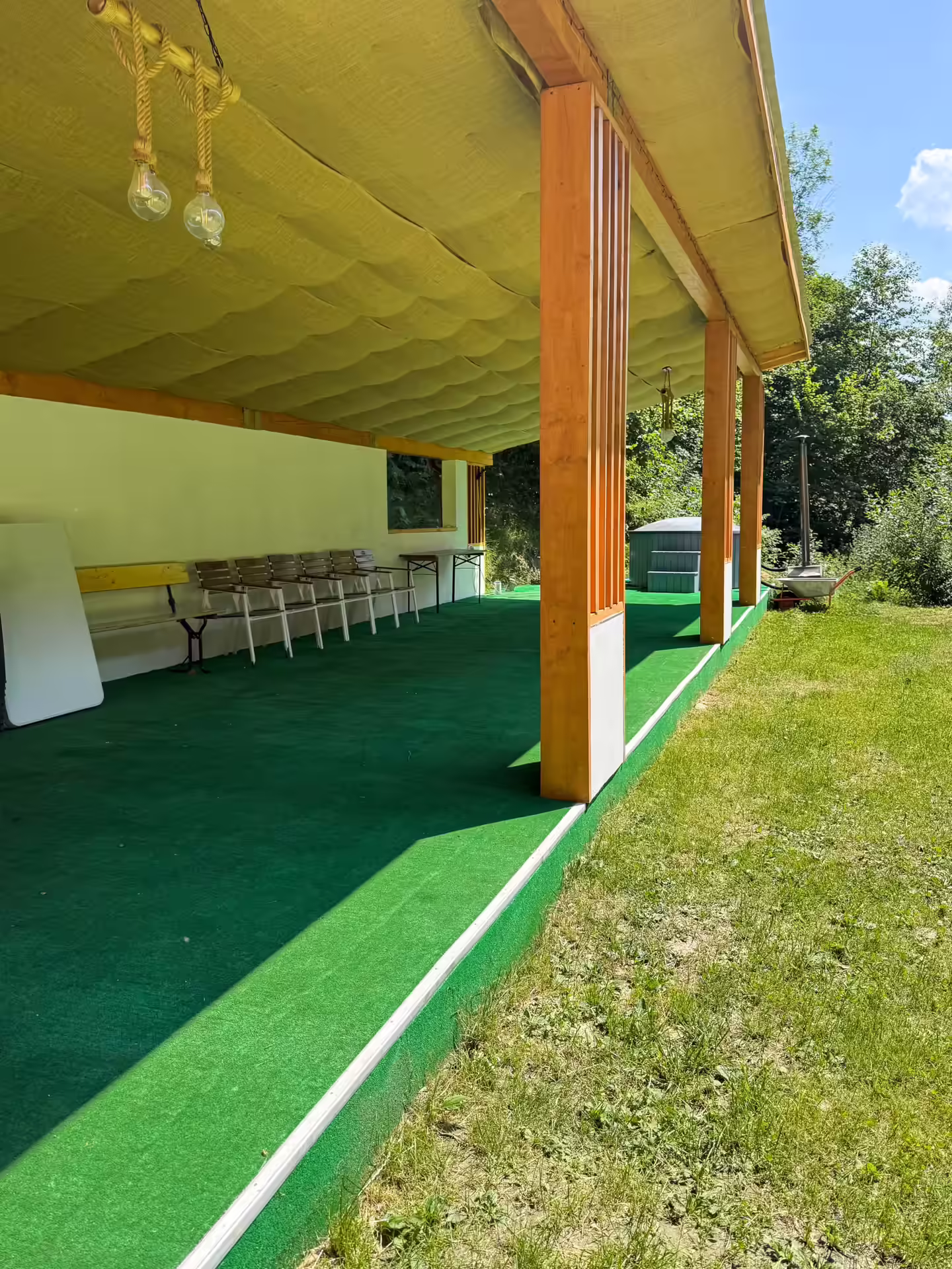 Terasă lungă acoperită de-a lungul casei Di&D House Terasă lungă acoperită de-a lungul casei Di&D House
