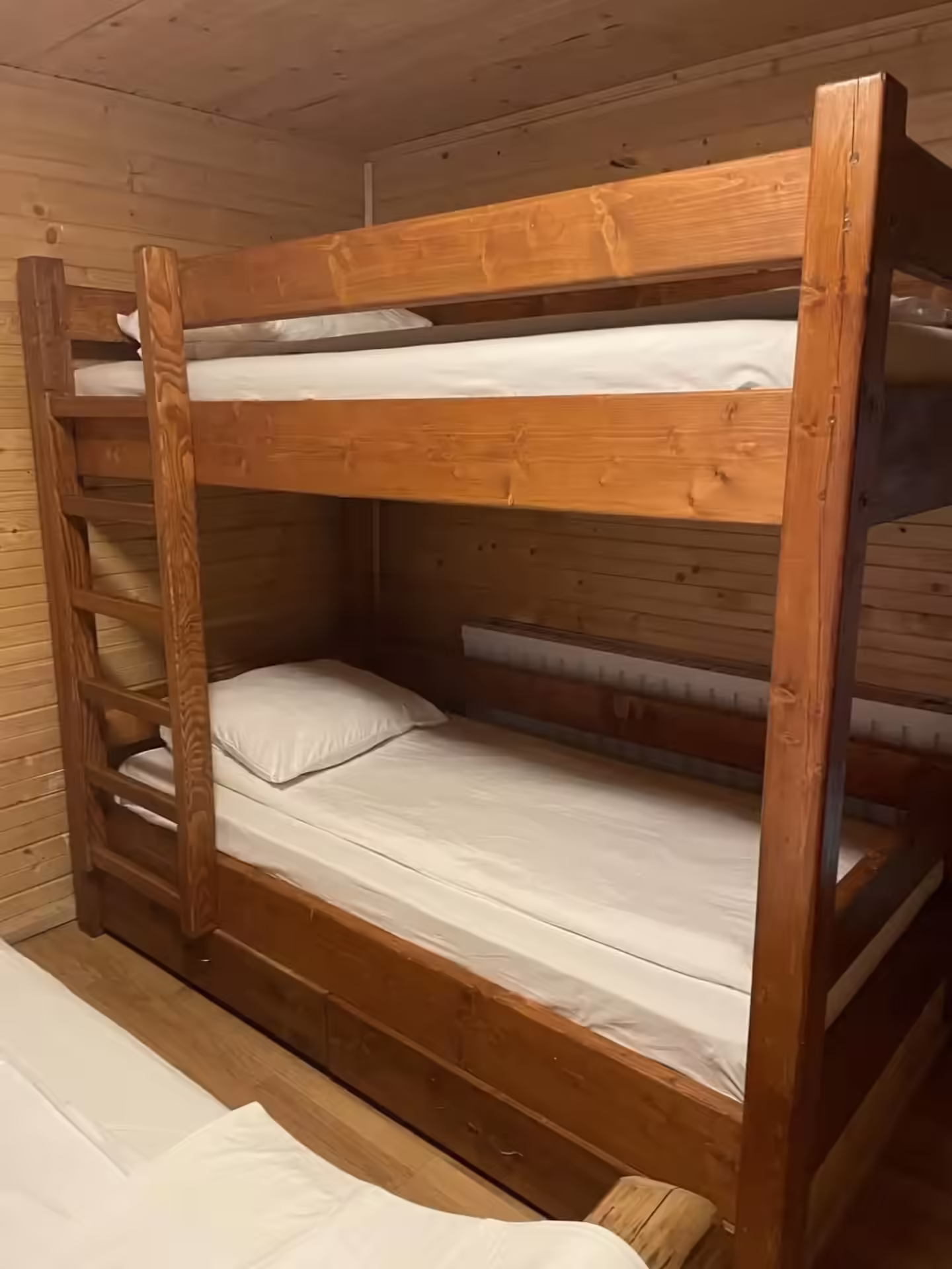Paturi supraetajate din lemn la Cabana din Pădurea Beliș