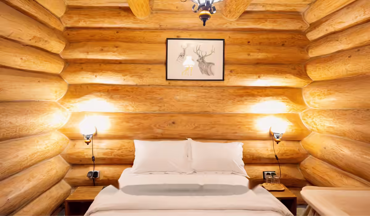 Cameră matrimonială cu baie proprie la Cabana Alaska din Rânca