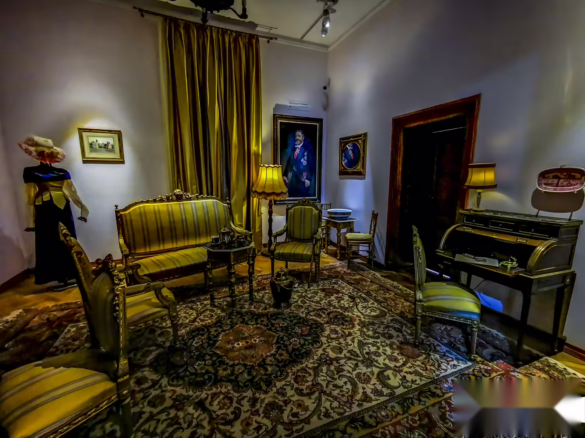 Salon de epocă cu mobilier și pian în Muzeul Orașului Sinaia, Castelul Știrbey