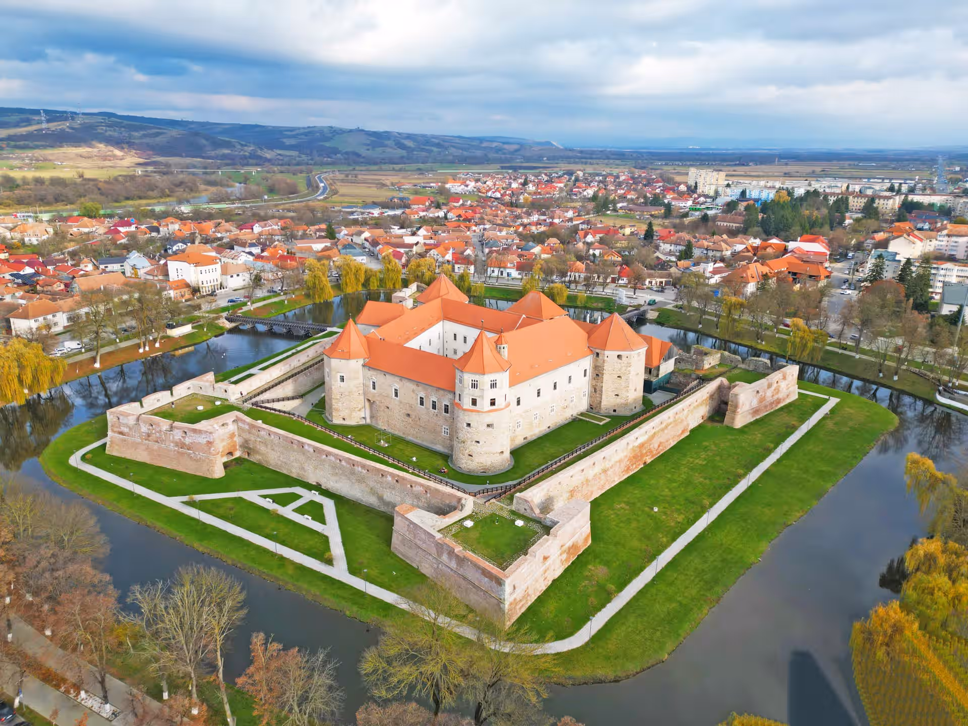 Vedere aeriană a Cetății Făgăraș cu bastioane și șanț cu apă Vedere aeriană a Cetății Făgăraș cu bastioane și șanț cu apă