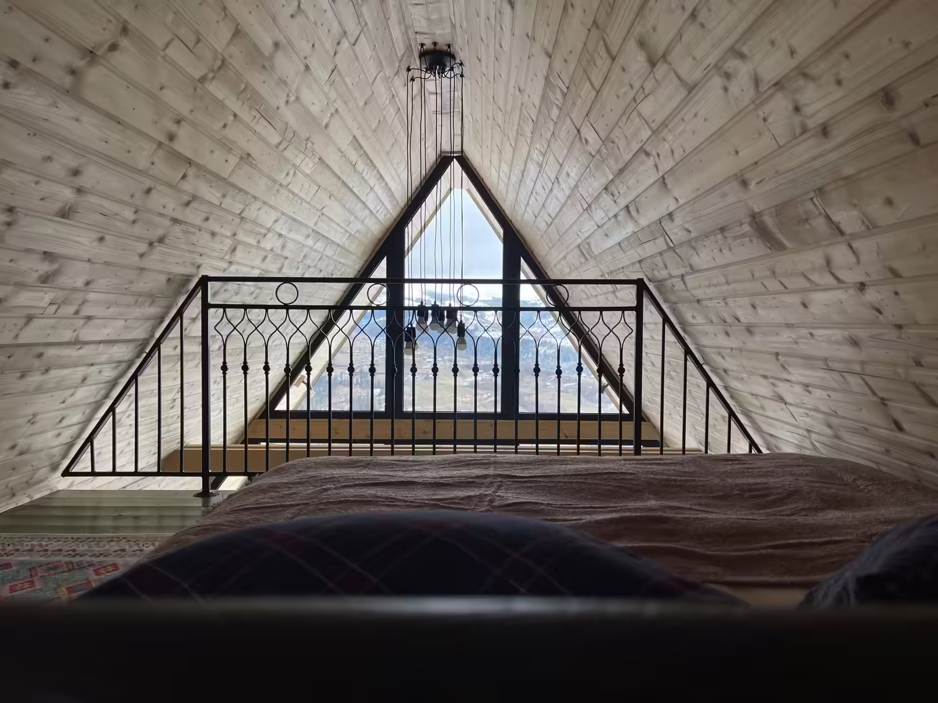 Dormitor la mansarda cabanei A-frame de la La Noi La Munte, comuna Horea Dormitor la mansarda cabanei A-frame de la La Noi La Munte, comuna Horea