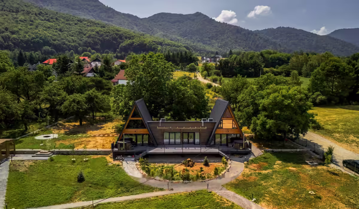 Vedere aeriană asupra domeniului AZA Chalet din Tohănița, județul Brașov