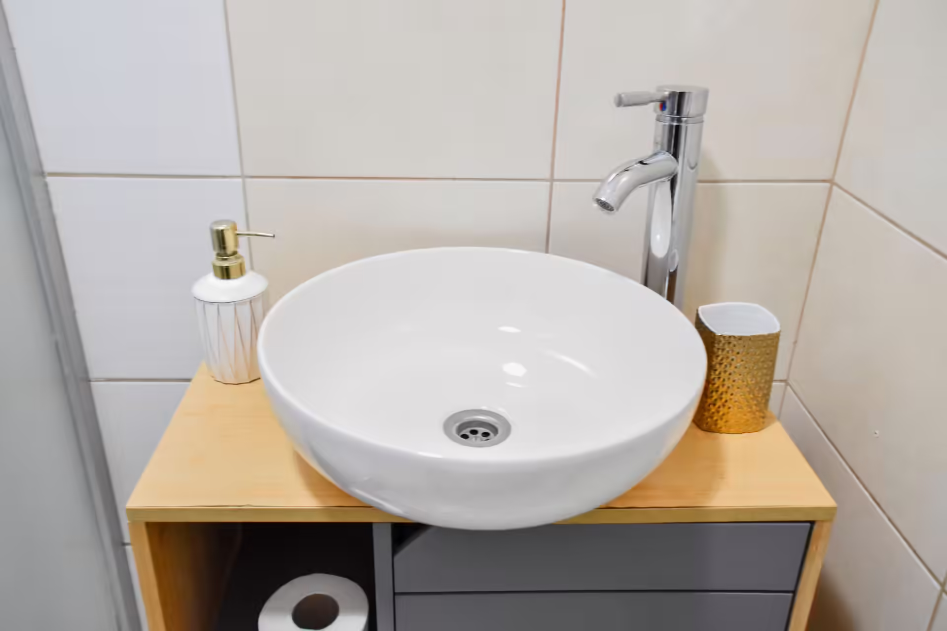 Baie cu lavoar rotund și mobilier suspendat la Vila Mik Guesthouse Baie cu lavoar rotund și mobilier suspendat la Vila Mik Guesthouse