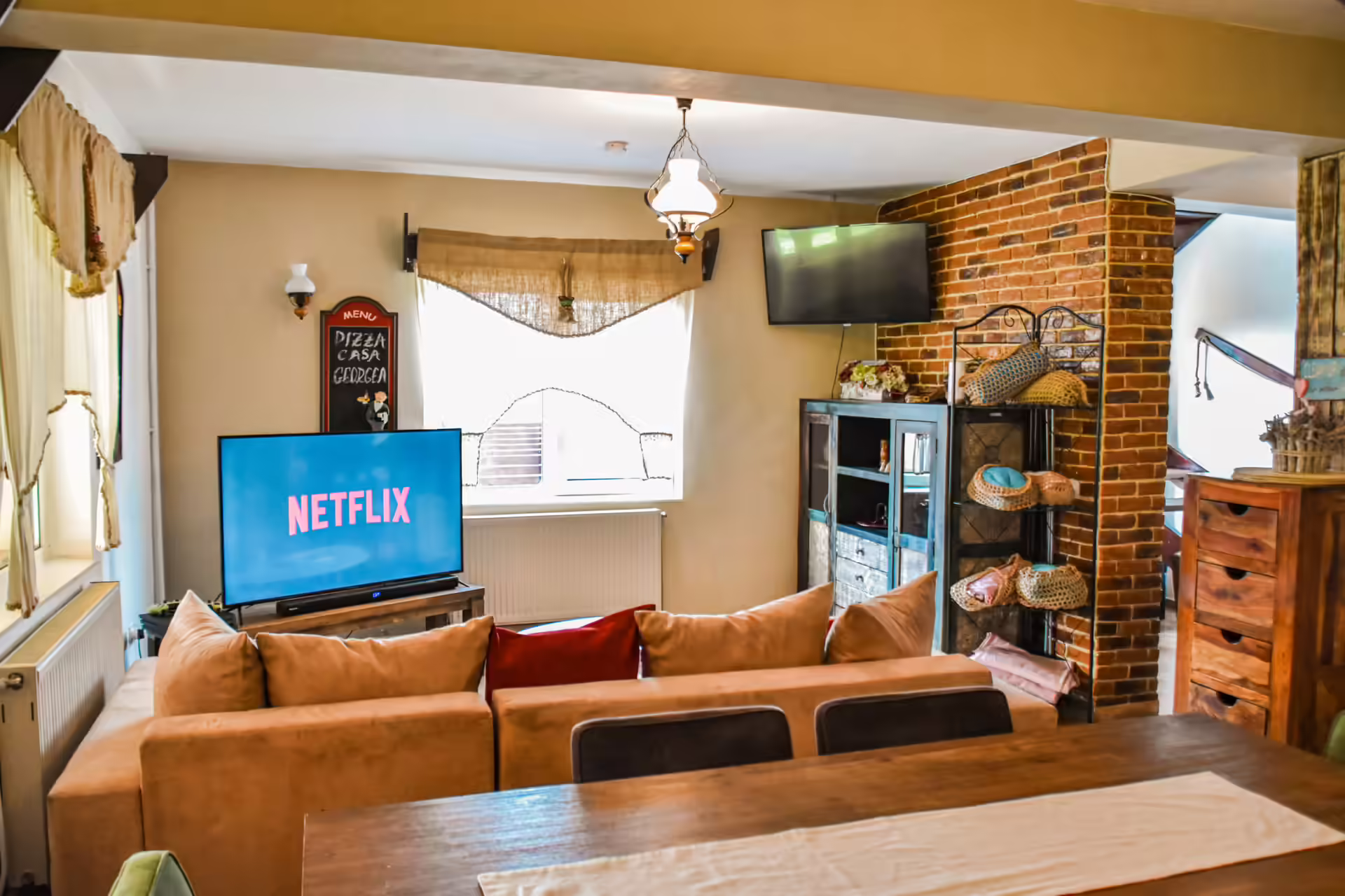 Living cu canapea și televizor smart la Casa Georgea din Săcele