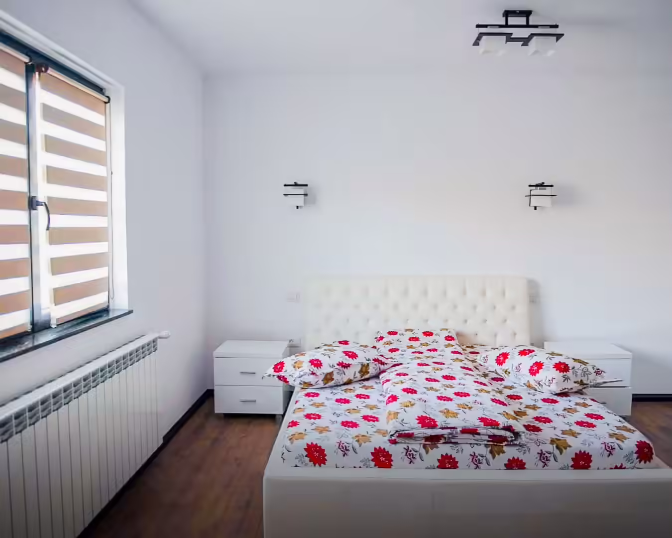 Dormitor cu pat dublu și lenjerie albă la Casa Florus Dormitor cu pat dublu și lenjerie albă la Casa Florus