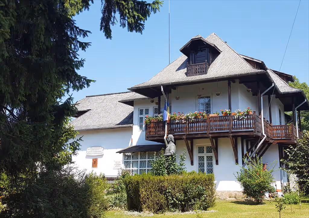 Casa memorială Nicolae Grigorescu printre brazi, vedere din grădină