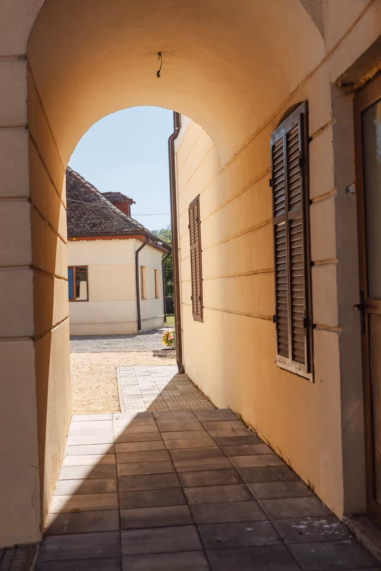 Gang boltit cu ziduri albe la Castelul Brâncoveanu din Sâmbăta de Sus