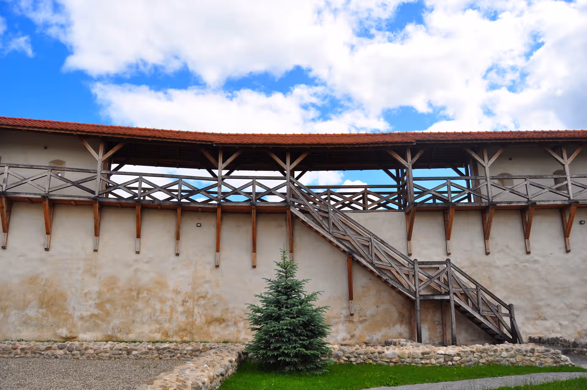 Zidul de incintă cu galerie de lemn al Cetății Feldioara Zidul de incintă cu galerie de lemn al Cetății Feldioara