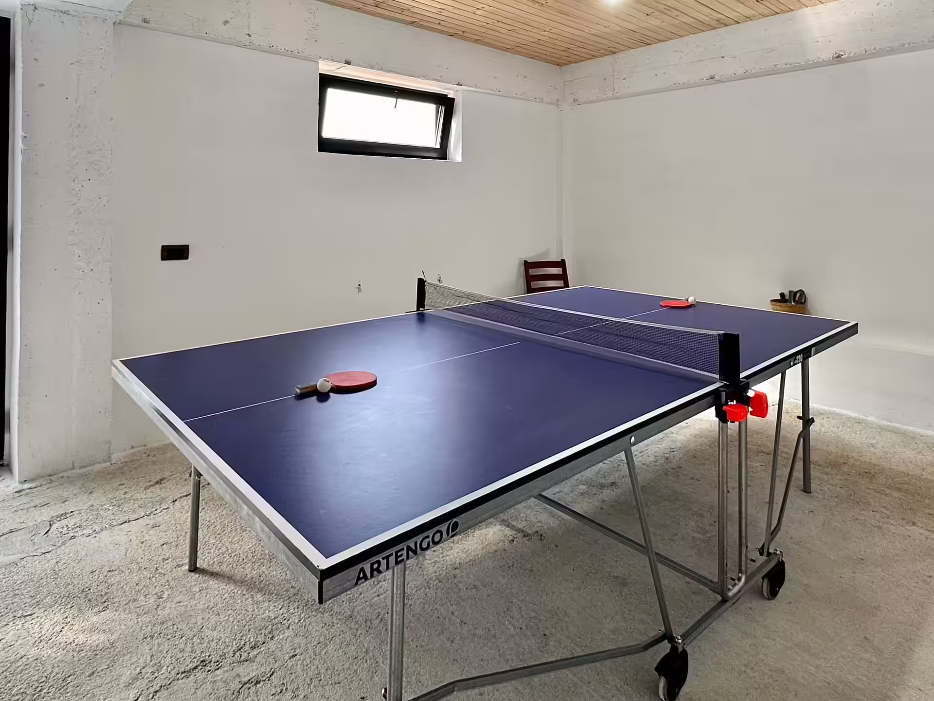 Masă de tenis în sala de joc a Cabanei Lacasata Masă de tenis în sala de joc a Cabanei Lacasata