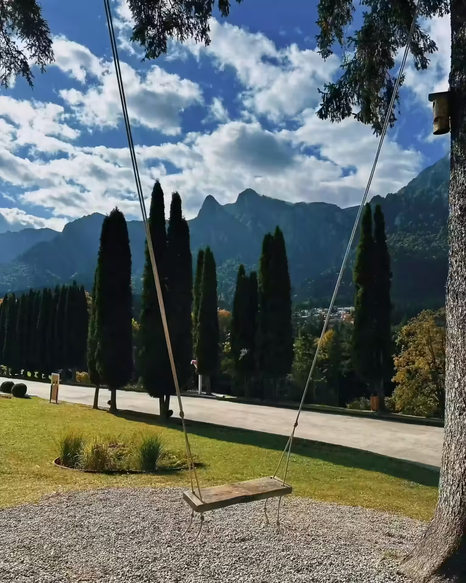 Leagăn în parcul Castelului Cantacuzino cu Munții Bucegi în fundal