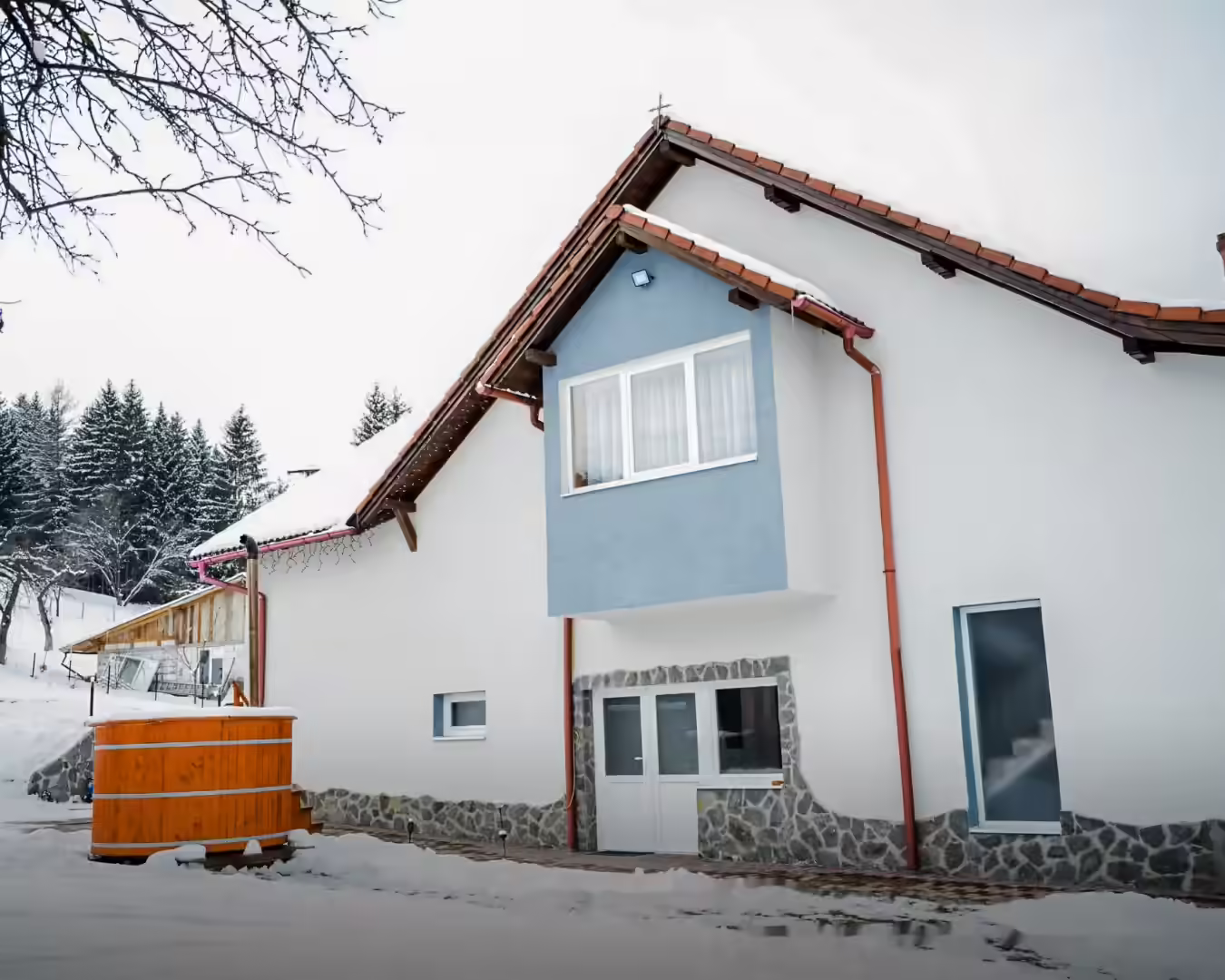 Exteriorul Cabanei La Bontu iarna, Întorsura Buzăului Exteriorul Cabanei La Bontu iarna, Întorsura Buzăului