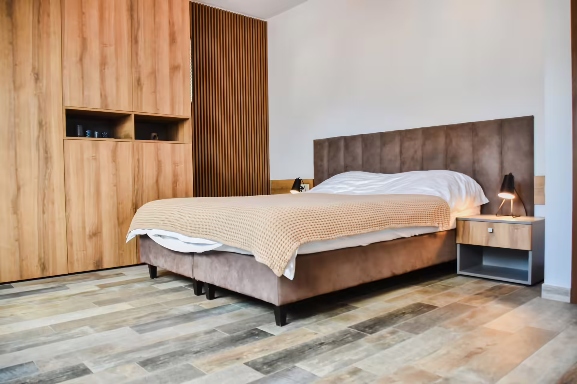 Bucătărie complet utilată cu masă și scaune moderne la Berg House 31 Săcele Bucătărie complet utilată cu masă și scaune moderne la Berg House 31 Săcele