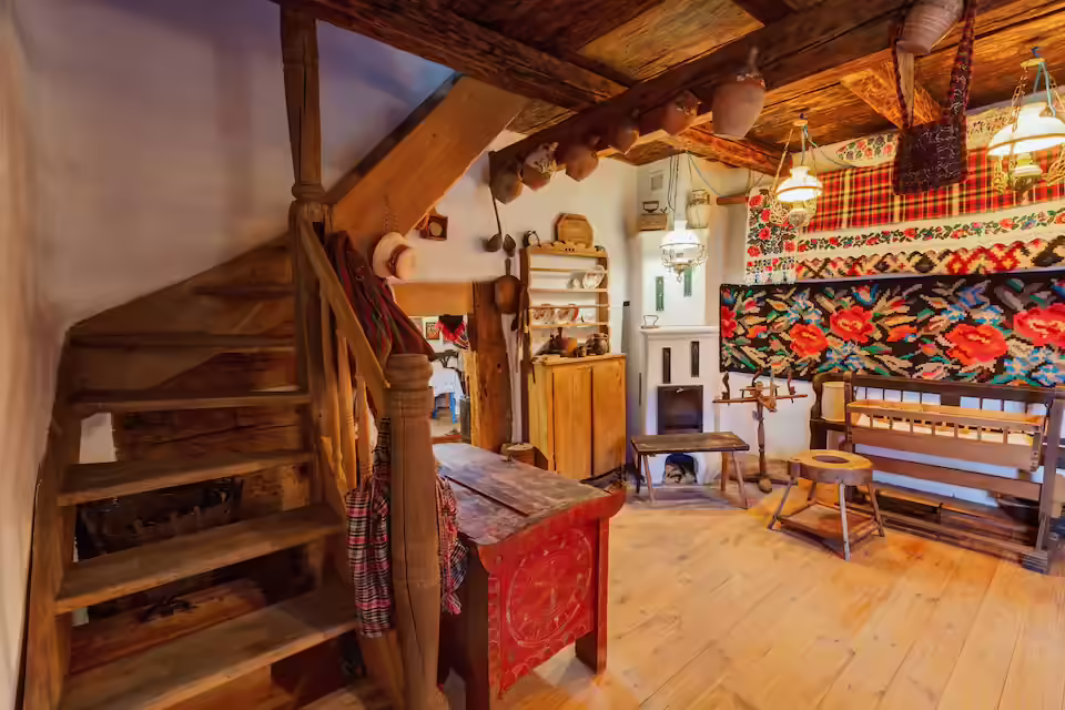 Interior tradițional cu scări din lemn și textile maramureșene la Echoes of Vlădicu