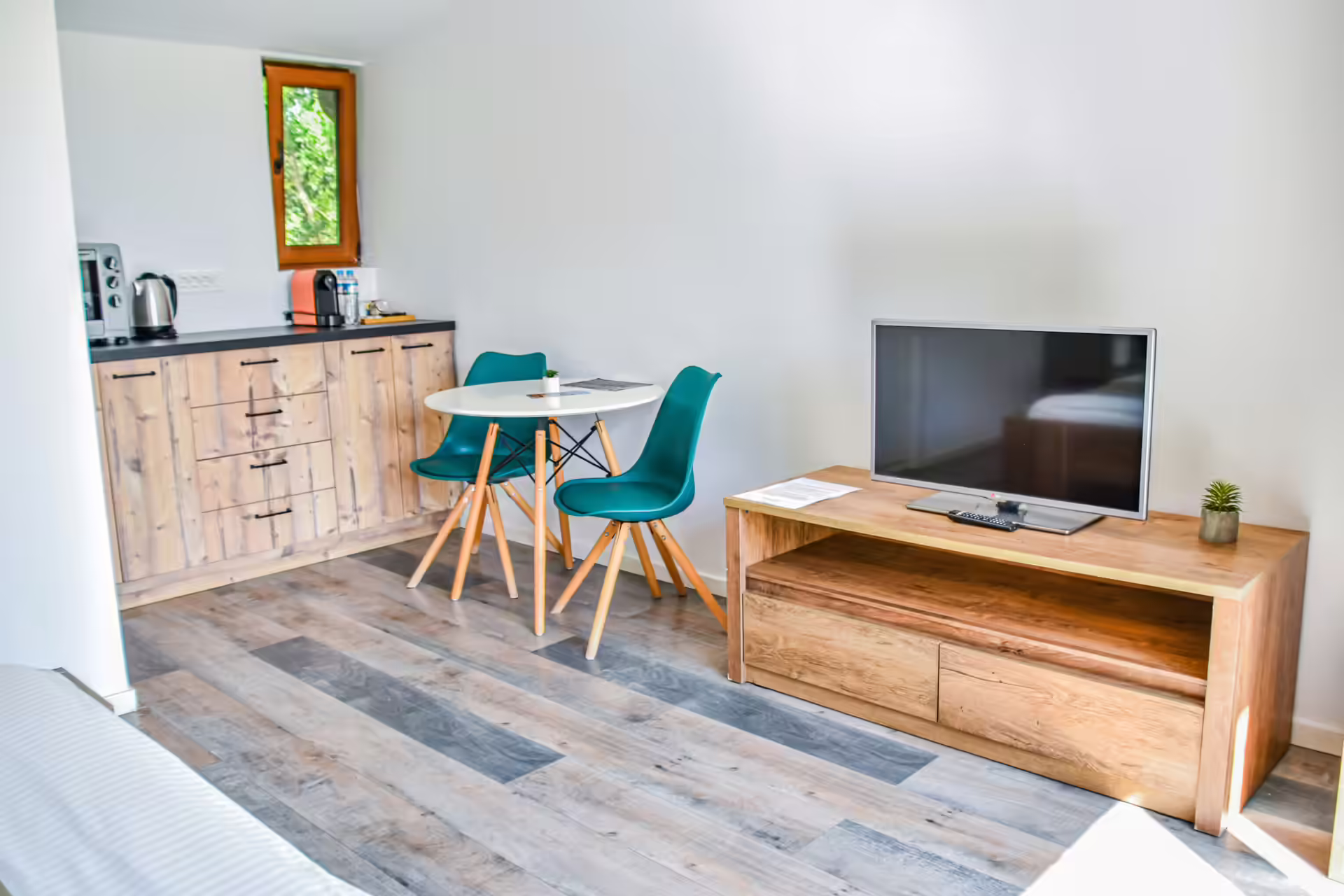 Interior cu bucătărie și zonă de living într-un bungalou Silver Bungalow