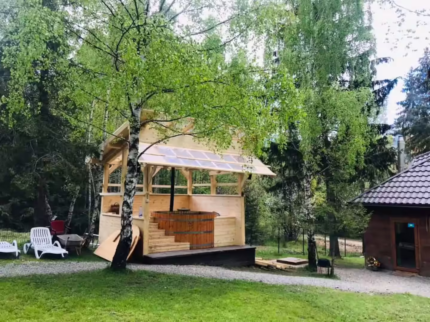 Foișor și ciubăr în curtea Cabanei din Pădurea Beliș