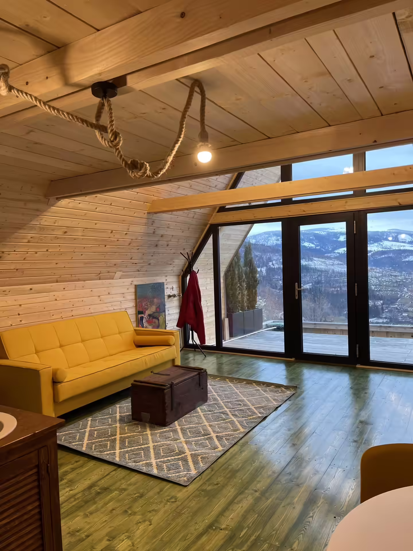 Living cu mansardă deschisă și vedere la munte, La Noi La Munte, Horea Living cu mansardă deschisă și vedere la munte, La Noi La Munte, Horea