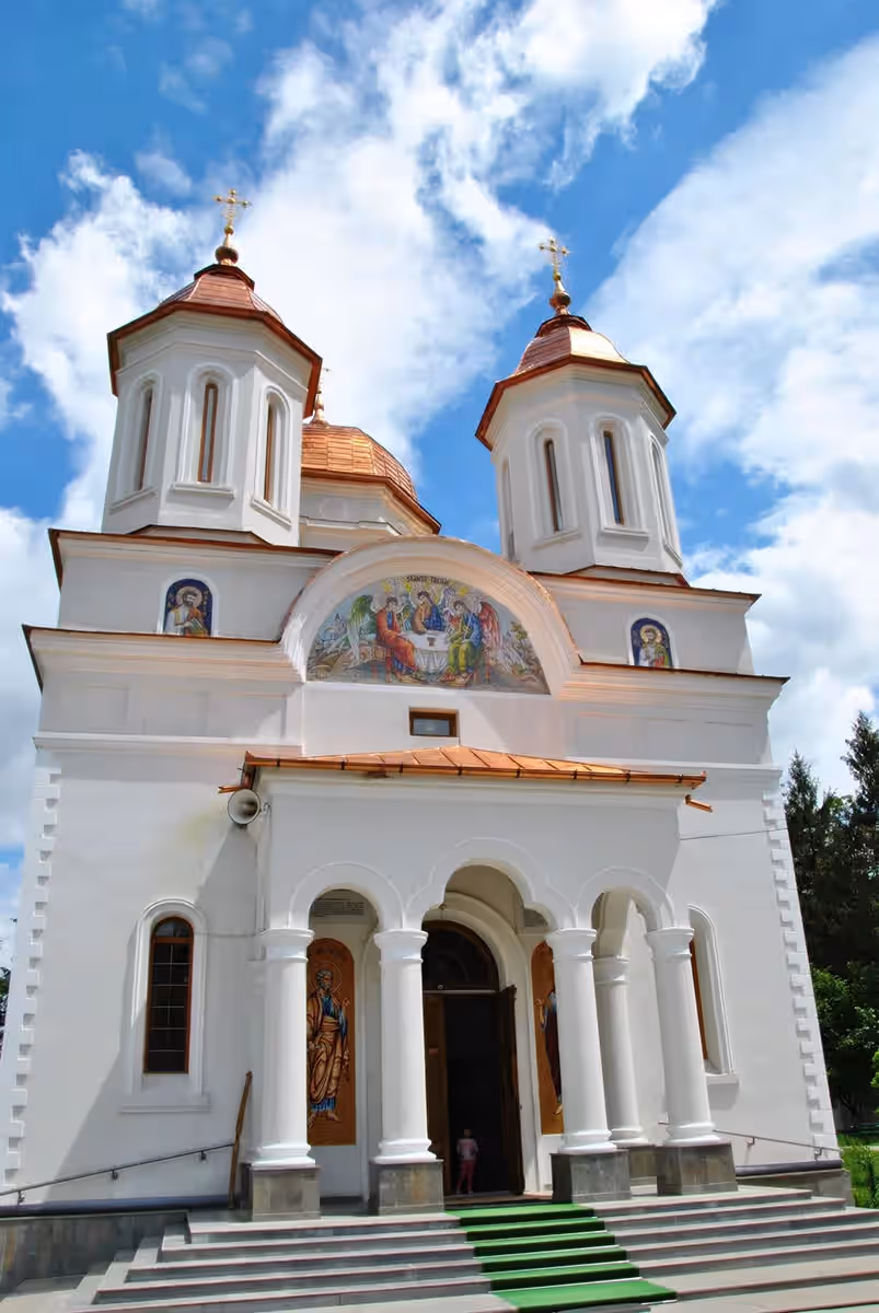 Biserica albă a Mănăstirii Caraiman cu două turle Biserica albă a Mănăstirii Caraiman cu două turle
