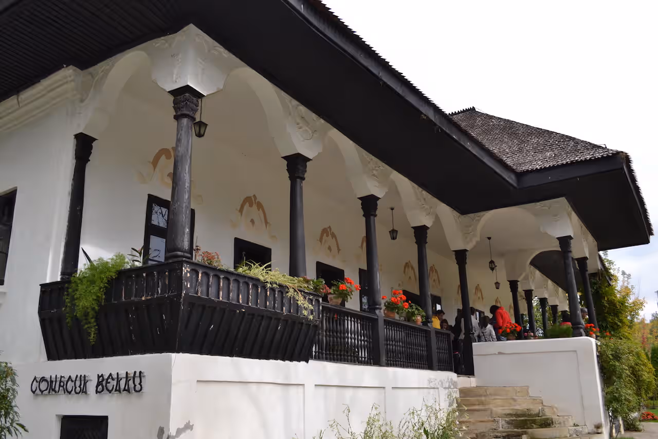Inscripția Conacul Bellu pe soclul conacului din Urlați Inscripția Conacul Bellu pe soclul conacului din Urlați