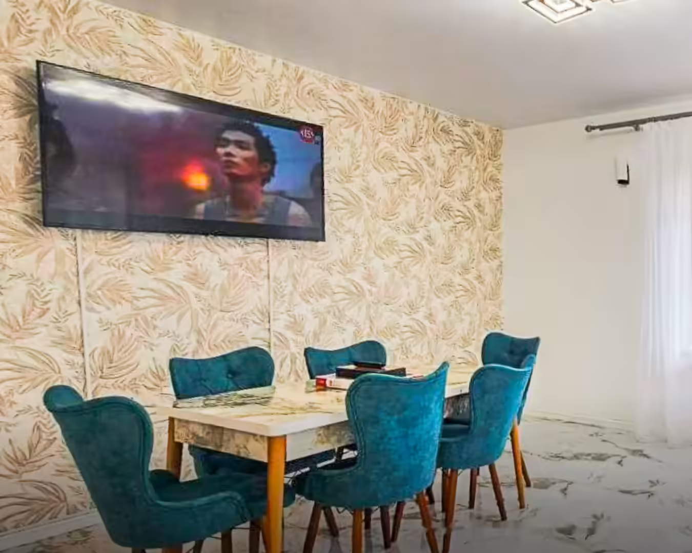 Zonă de dining cu TV la Vila Kalibu, județul Neamț