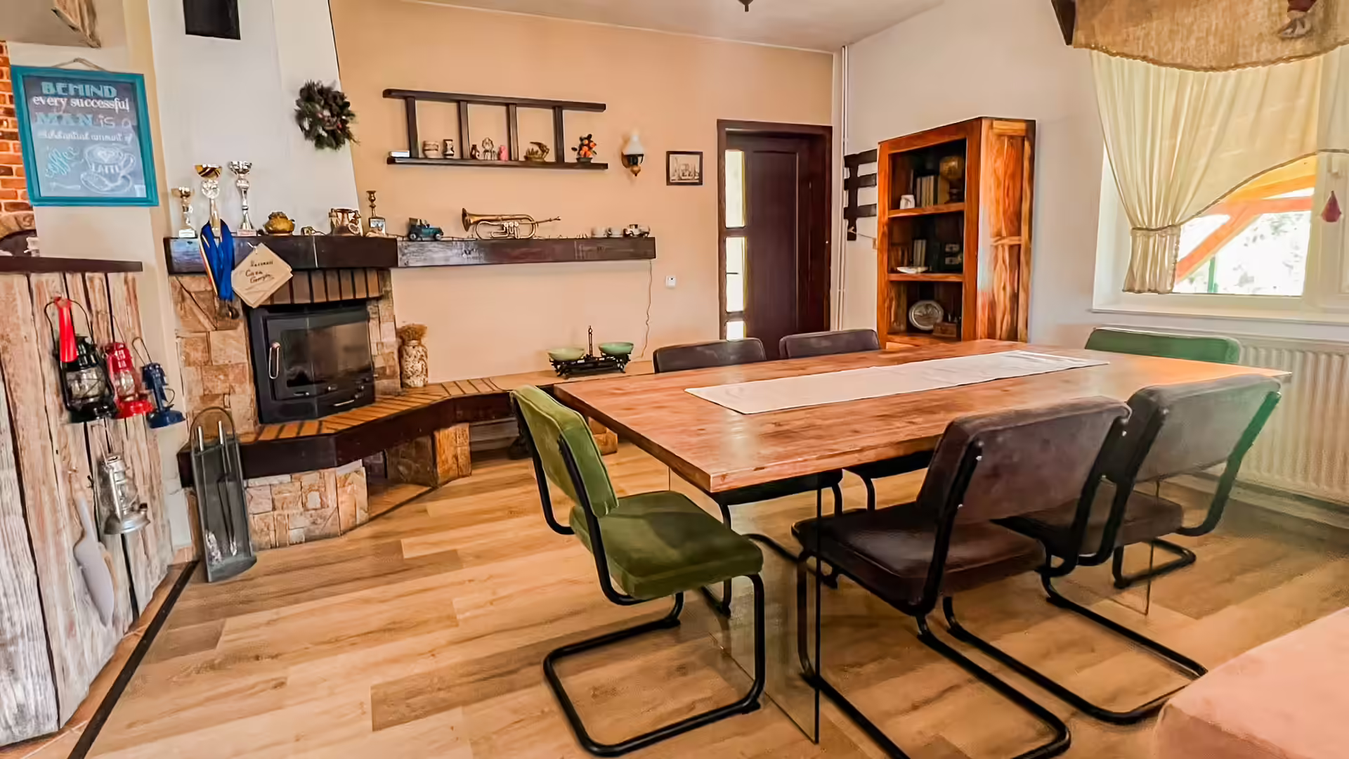 Sufragerie cu masă lungă din lemn la Casa Georgea