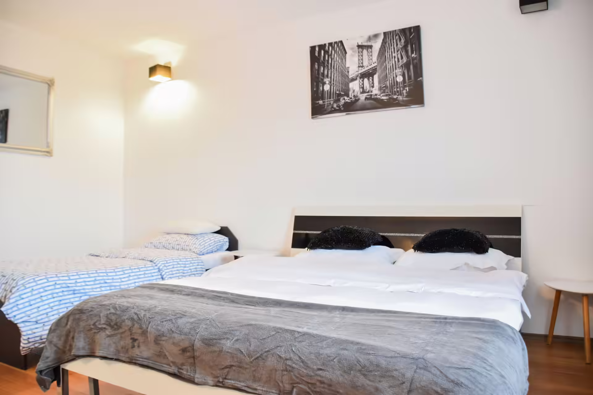 Cameră cu două paturi single la Vila Mik Guesthouse din Săcele Cameră cu două paturi single la Vila Mik Guesthouse din Săcele
