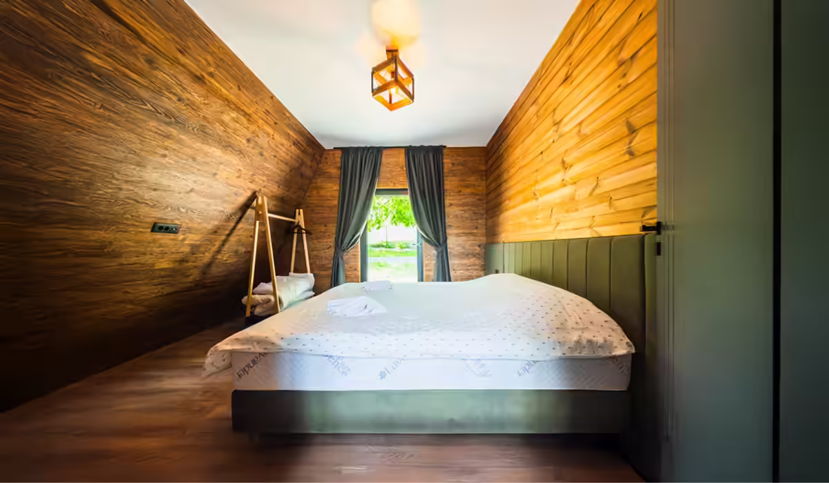 Dormitor cu finisaje din lemn masiv la AZA Chalet, județul Brașov