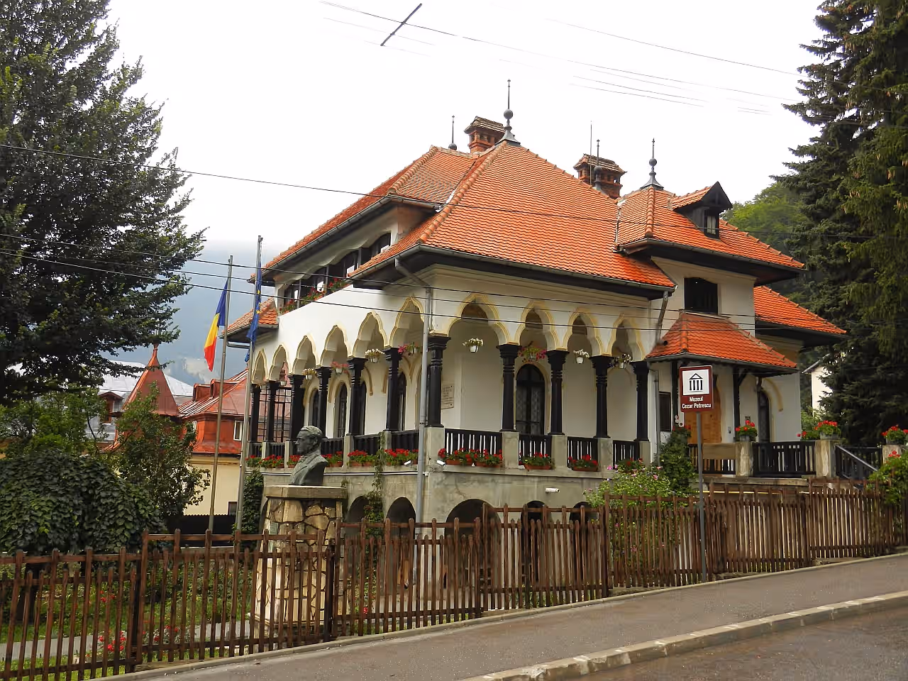 Fațada Muzeului Cezar Petrescu văzută din stradă, Bușteni, Prahova Fațada Muzeului Cezar Petrescu văzută din stradă, Bușteni, Prahova