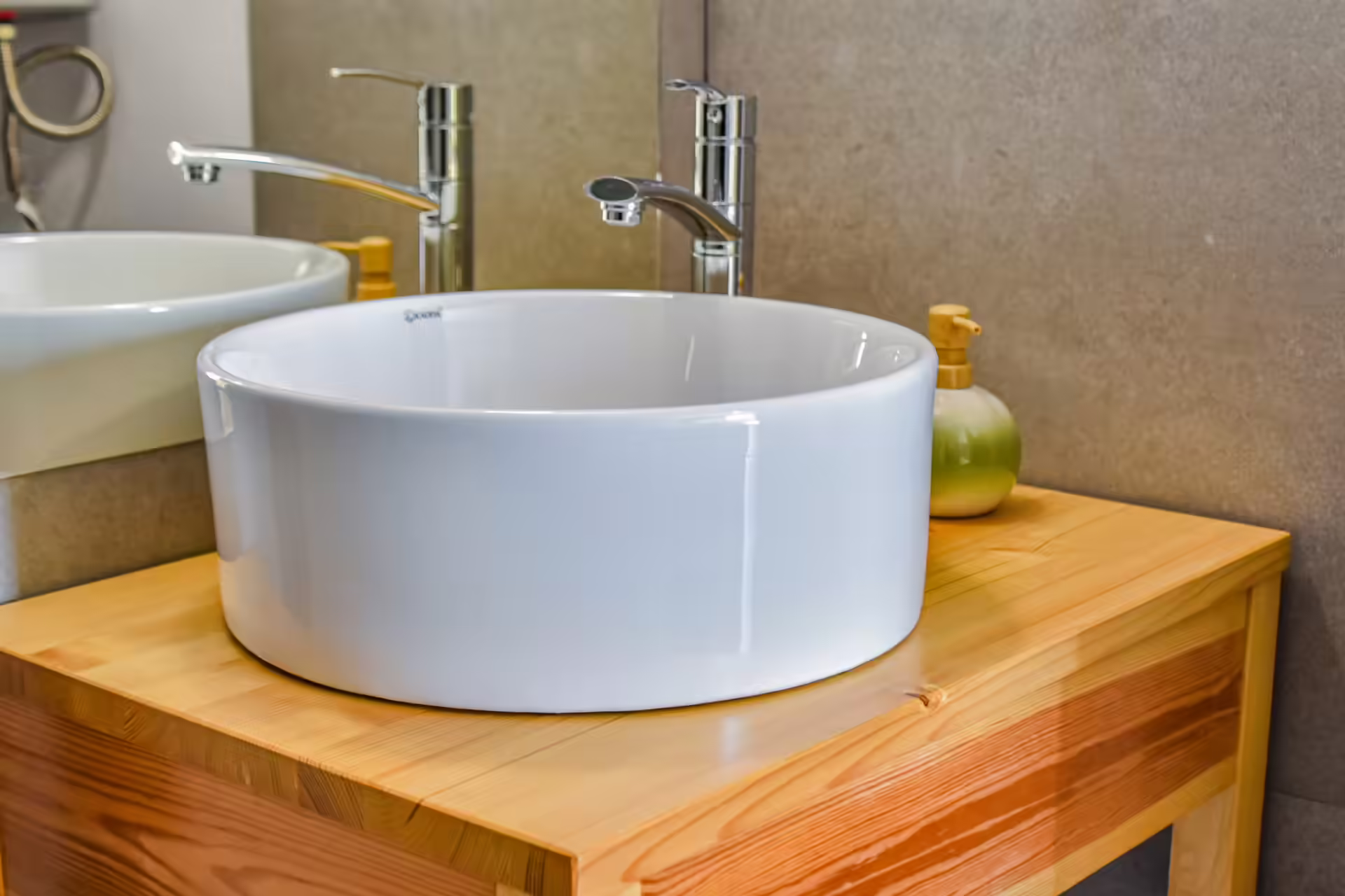 Detaliu cu lavoar ceramic rotund pe mobilier din lemn