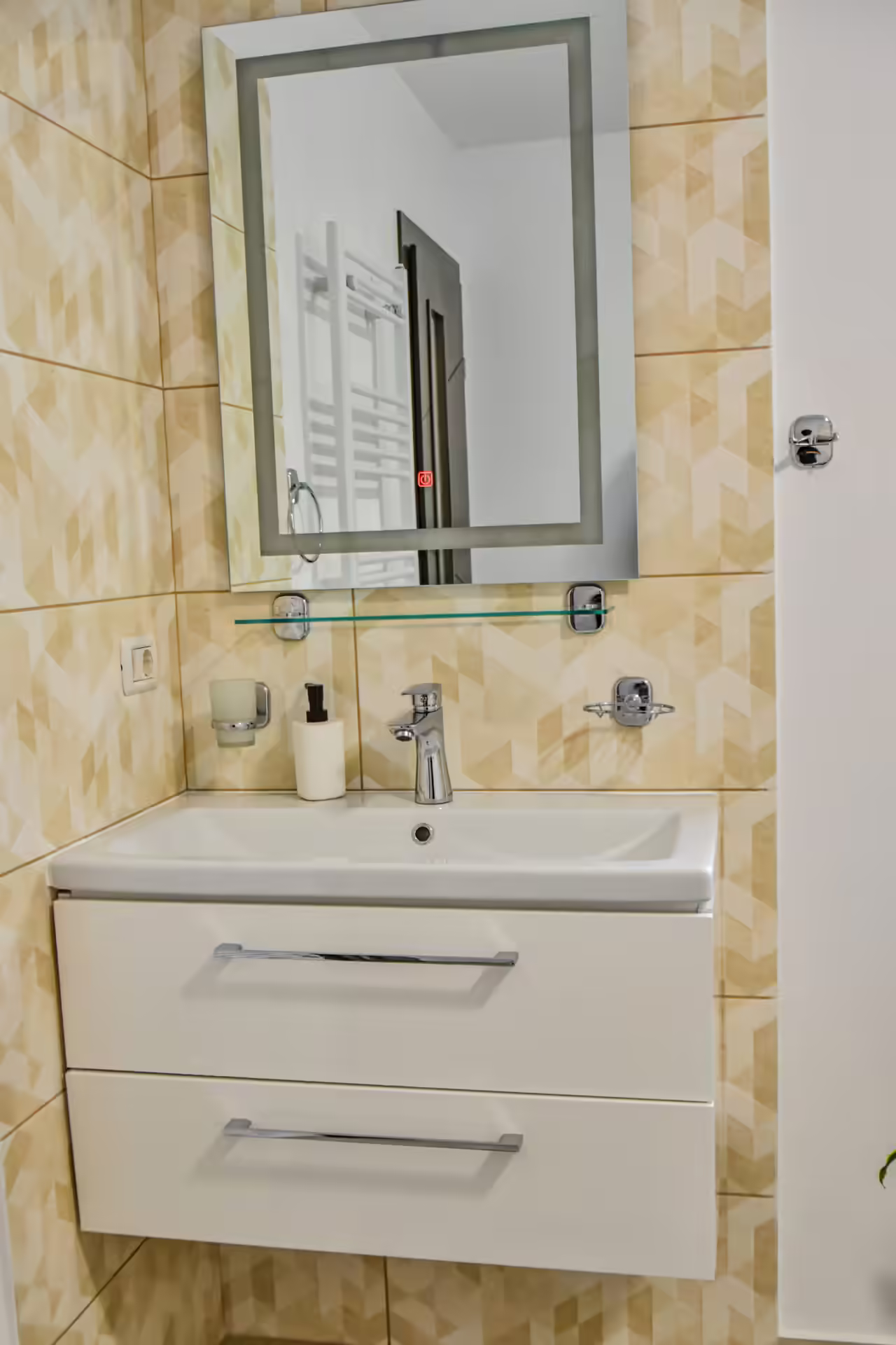 Baie cu oglindă și mobilier alb la Random House, Brașov Baie cu oglindă și mobilier alb la Random House, Brașov