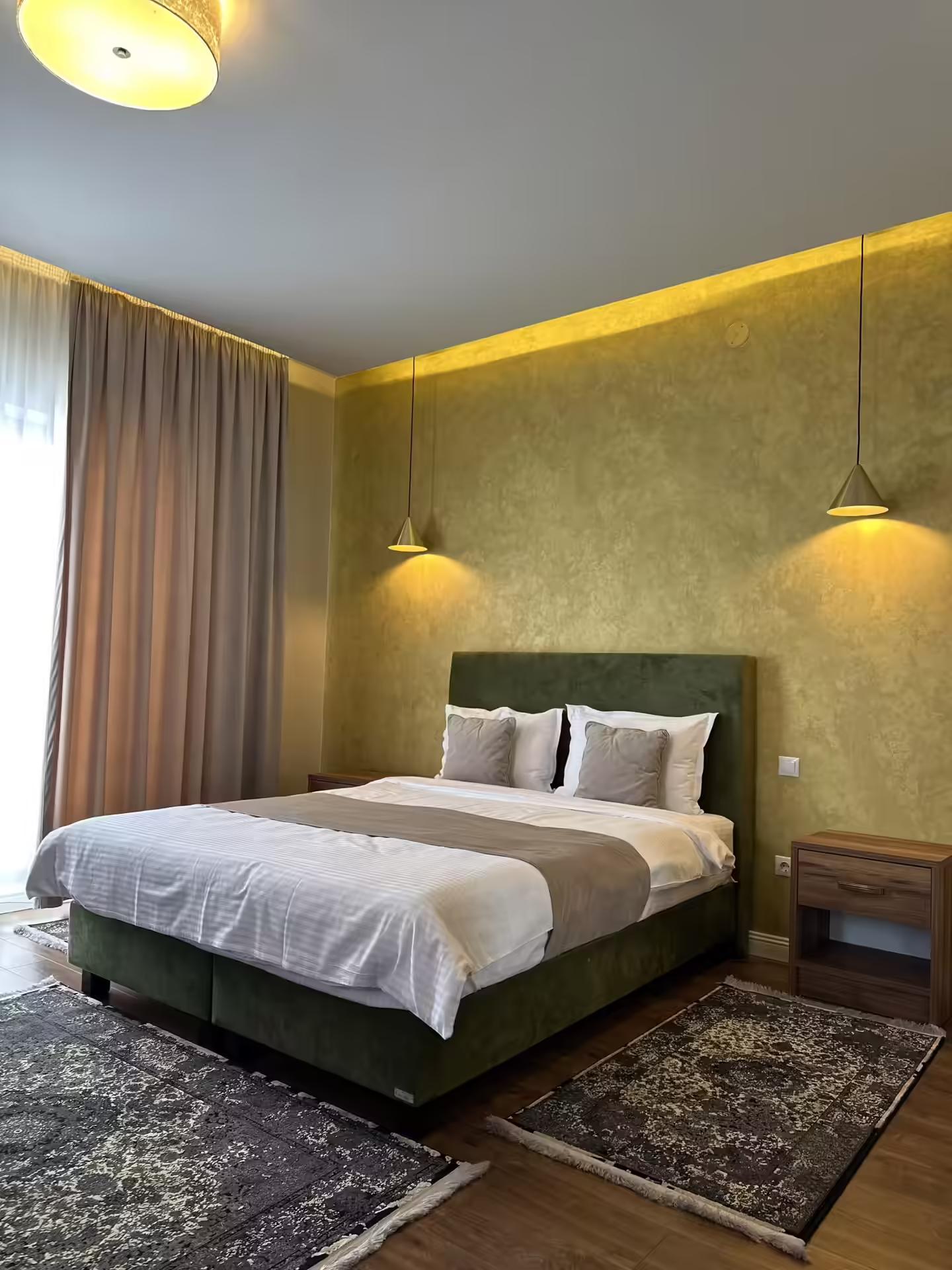 Cameră cu pat dublu și lenjerie albă la Hotel Măgura Jina