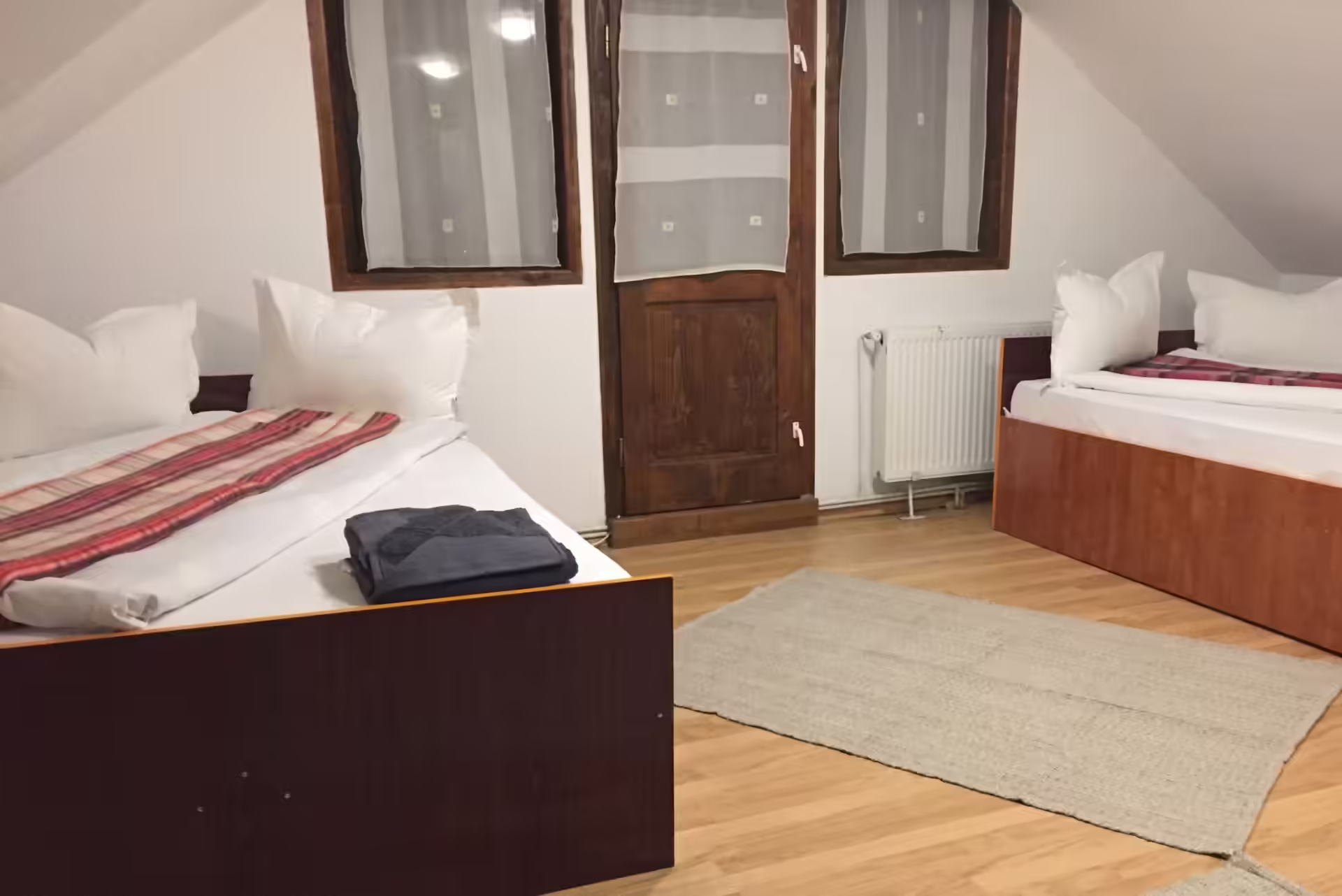 Cameră cvadruplă cu balcon la Casa Haiducilor Sătic, județul Argeș Cameră cvadruplă cu balcon la Casa Haiducilor Sătic, județul Argeș