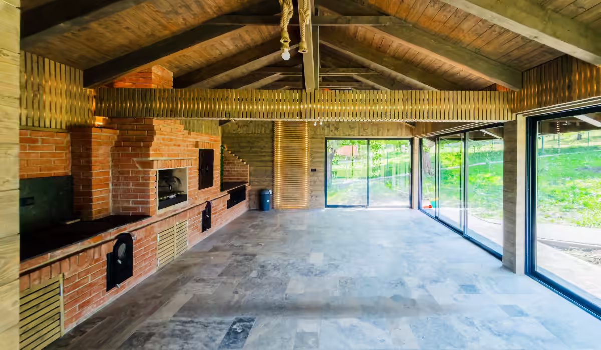 Foișor panoramic de 50 mp cu zonă de luat masa la AZA Chalet, Brașov