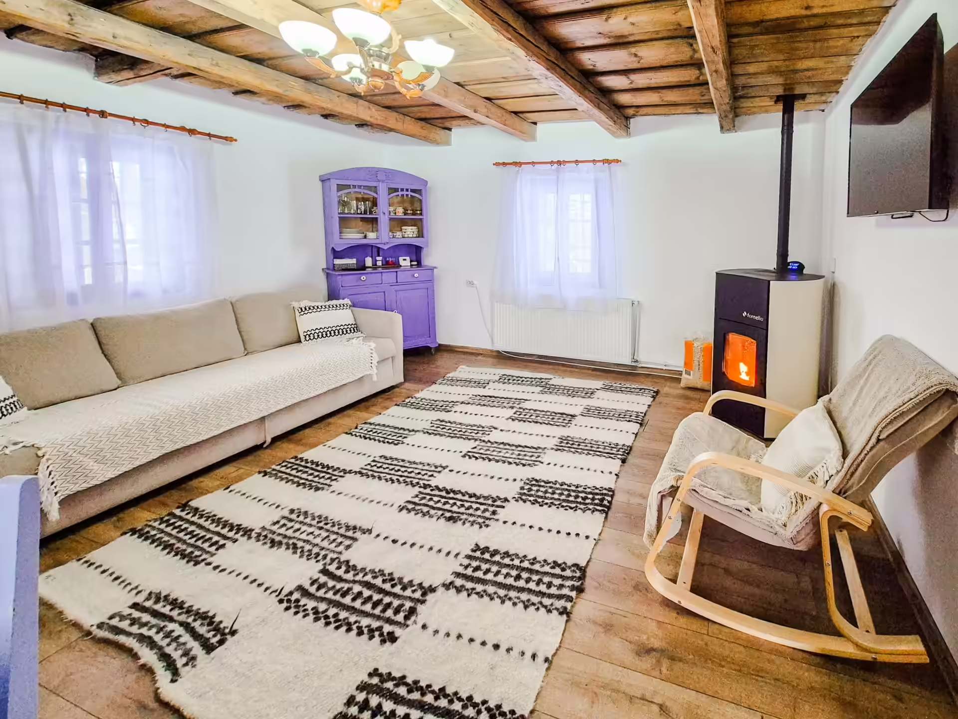 Living cu șemineu și balansoar la Casa cu Lavandă Living cu șemineu și balansoar la Casa cu Lavandă