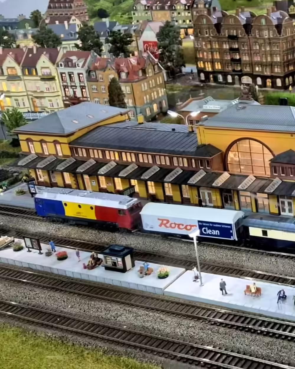 Machetă cu gară și trenuri în miniatură la expoziția Lumea Trenulețelor din Gara Sinaia