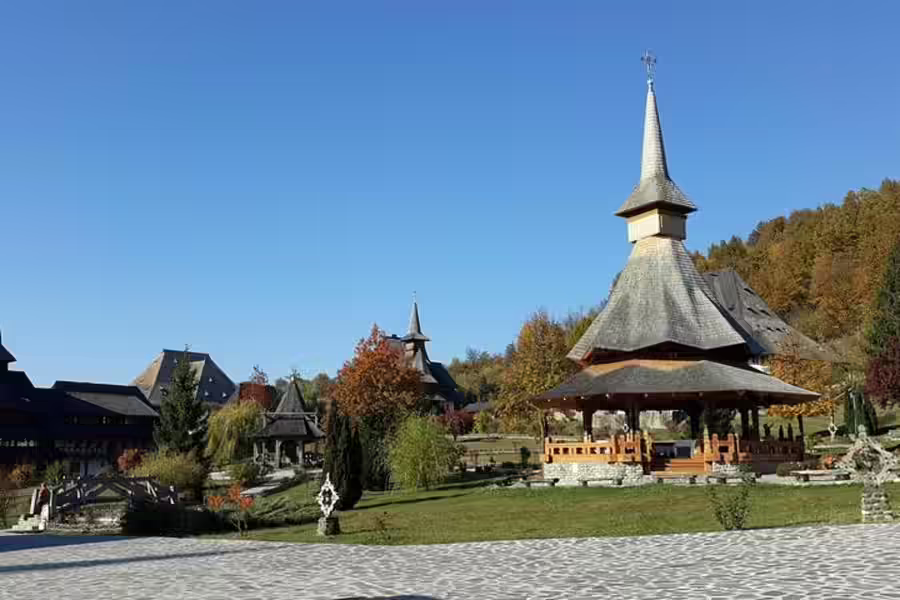 Biserică de lemn din Maramureș, obiectiv turistic în apropierea cabanei