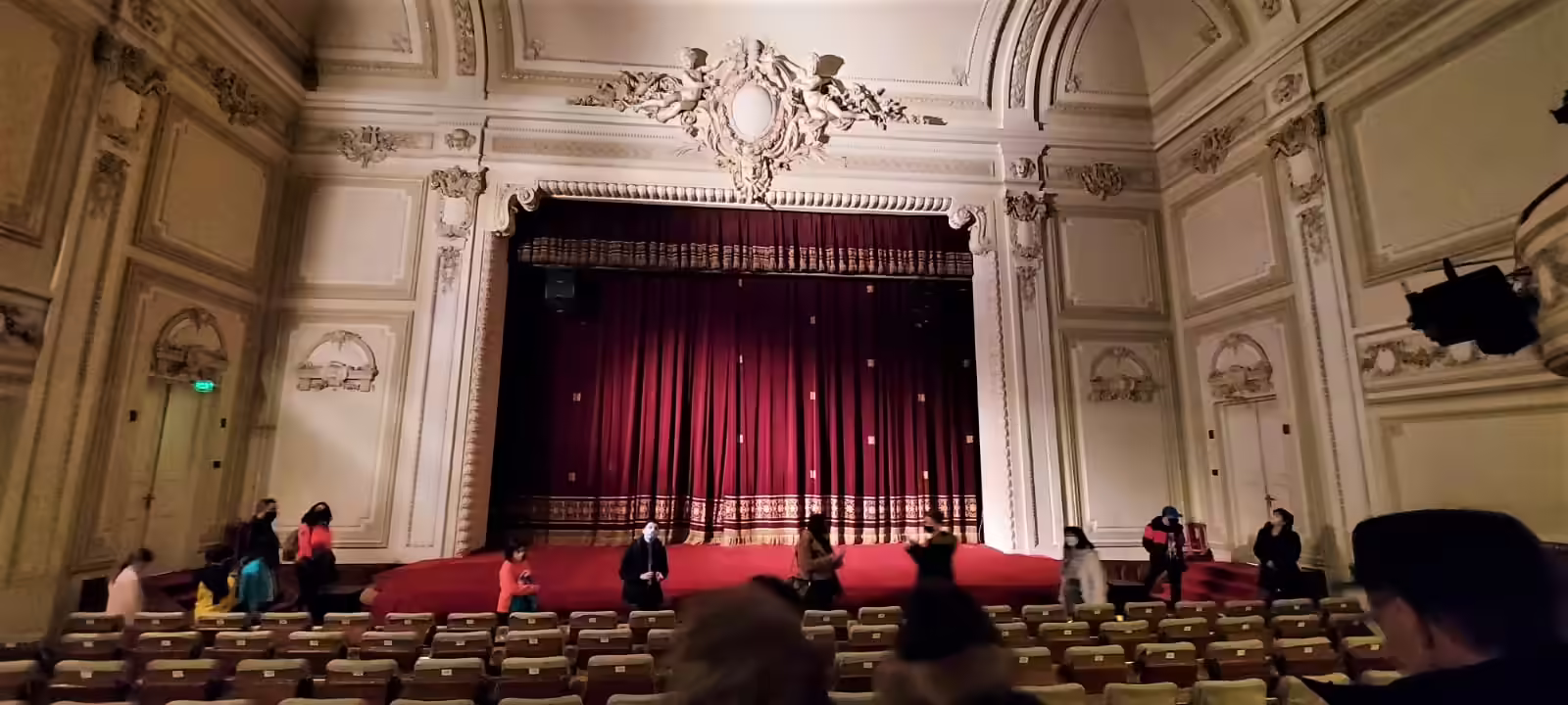 Scena cu cortină roșie din Sala de Teatru a Cazinoului Sinaia Scena cu cortină roșie din Sala de Teatru a Cazinoului Sinaia