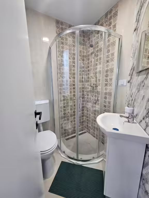 Baie cu duș și lavoar la Cabana Ursu, județul Iași Baie cu duș și lavoar la Cabana Ursu, județul Iași