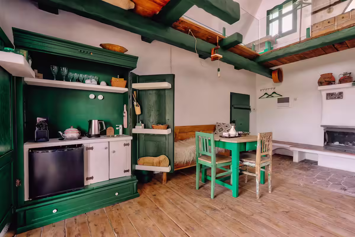 Bucătărie complet utilată cu mobilier verde la Echoes of Vlădicu, Cluj-Napoca