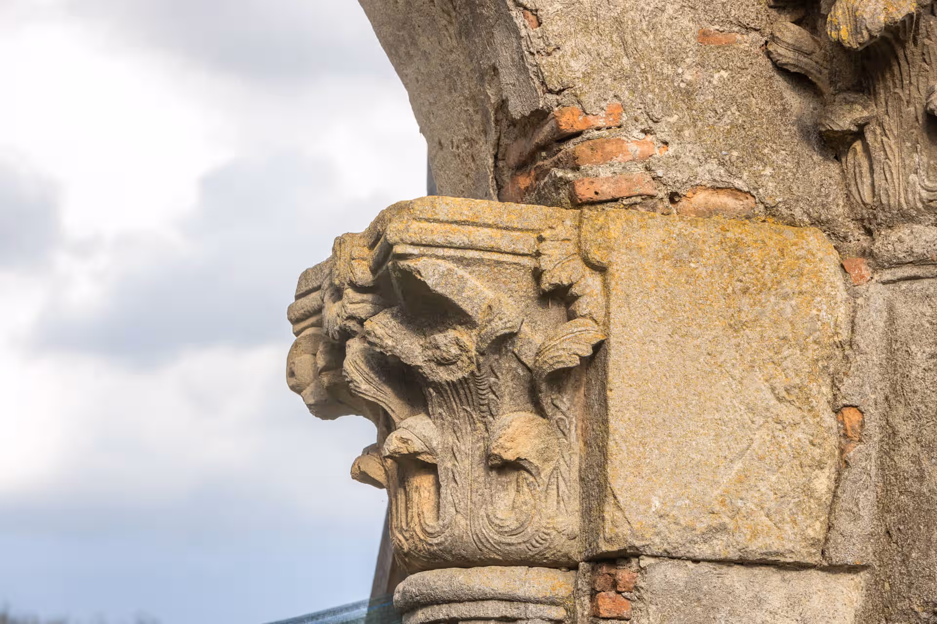 Capitel de piatră sculptat în stil brâncovenesc, Sâmbăta de Sus
