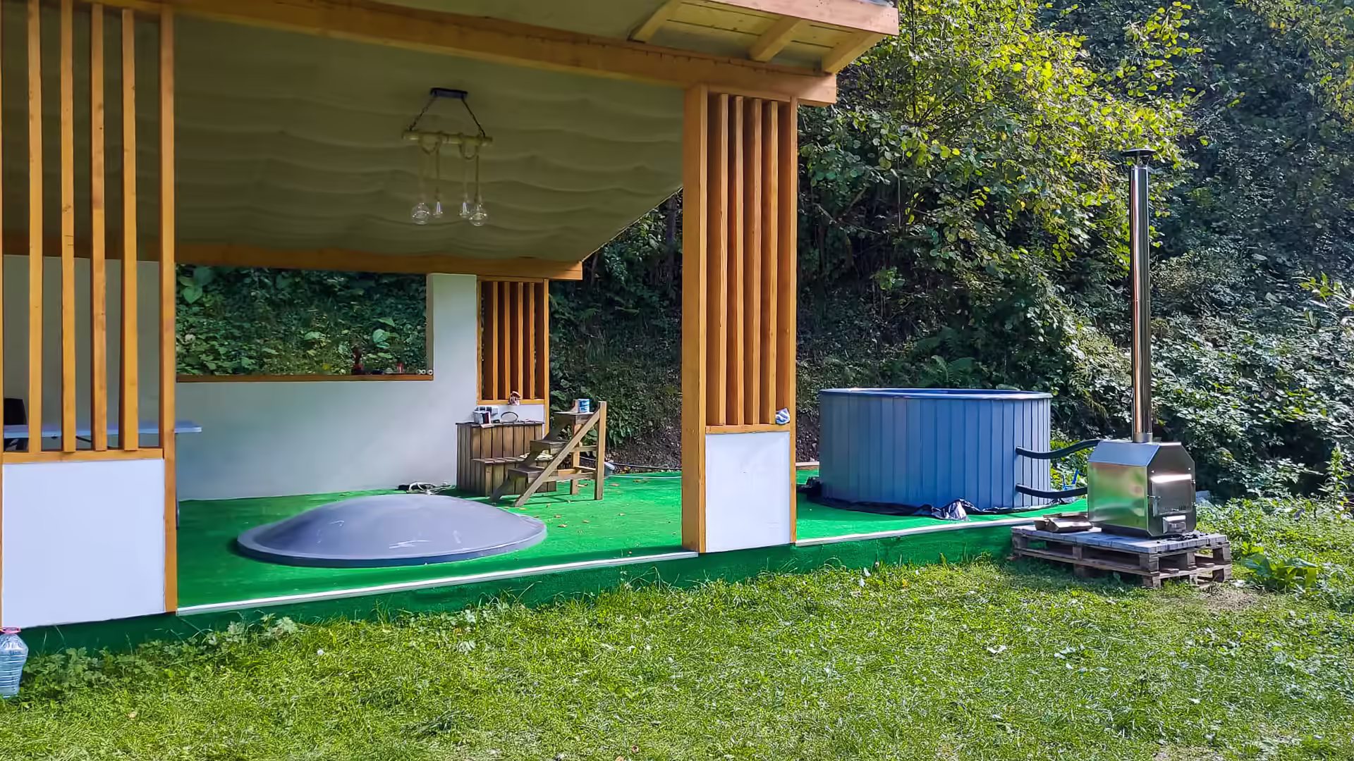 Foișor și ciubăr în zona de relaxare de la Di&D House Foișor și ciubăr în zona de relaxare de la Di&D House
