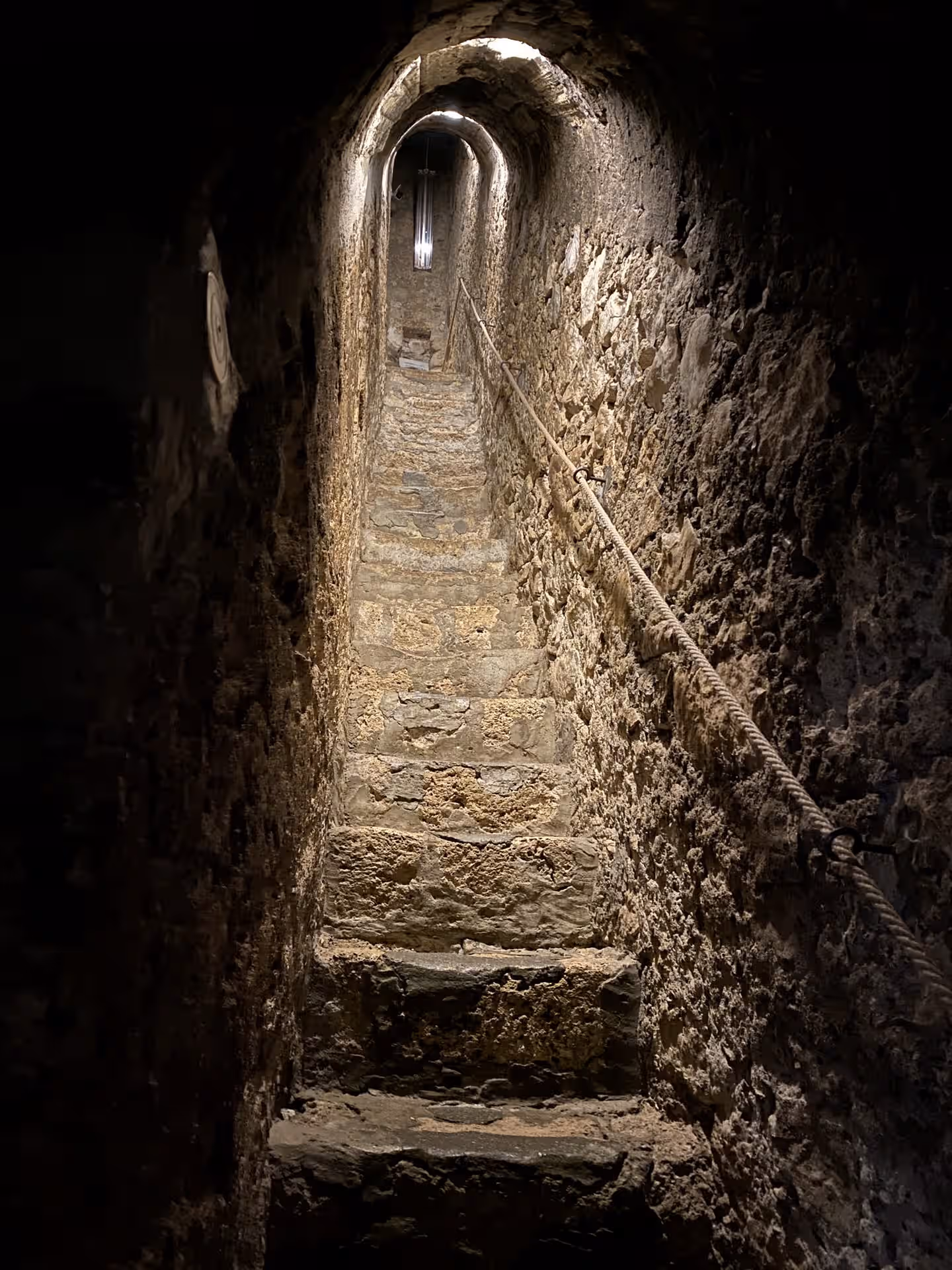 Pasajul secret cu trepte de piatră din Castelul Bran Pasajul secret cu trepte de piatră din Castelul Bran